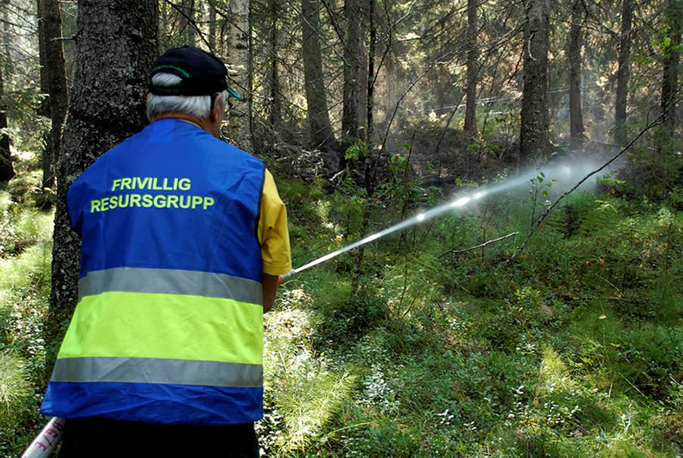 Personal från frivilliga resursgruppen hjälper till med eftersläckningsarbetet.