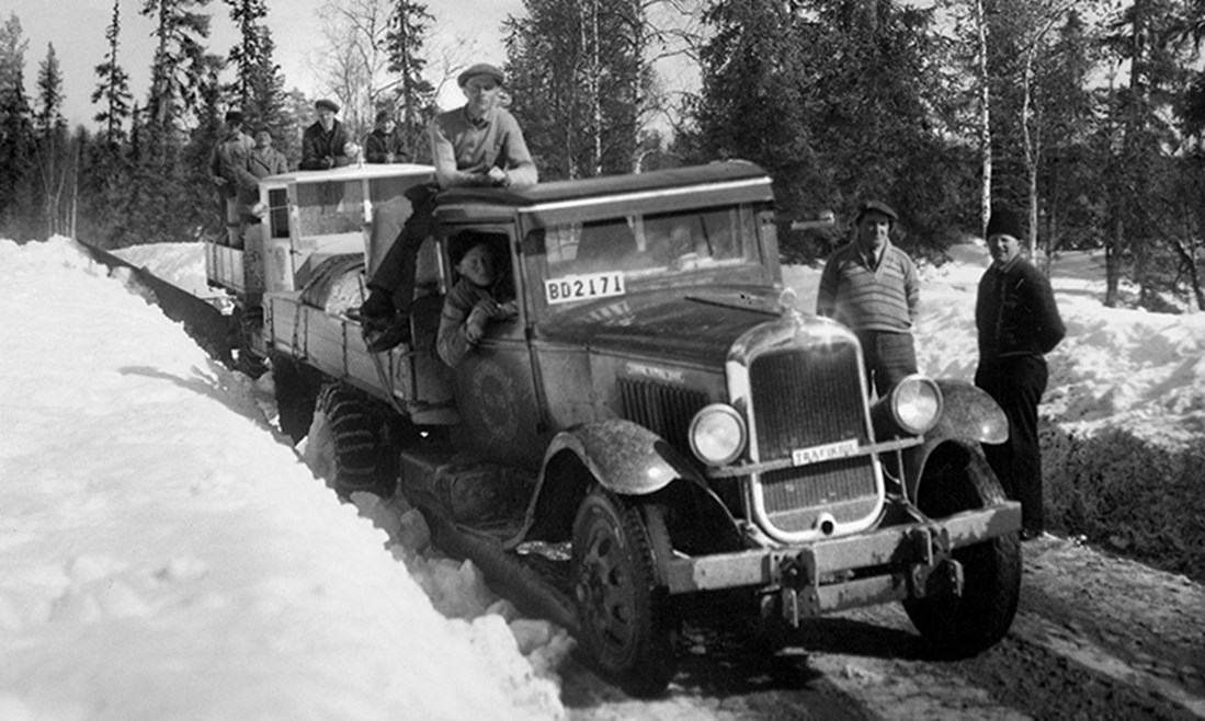 Biltransport efter snöig vinterväg.
