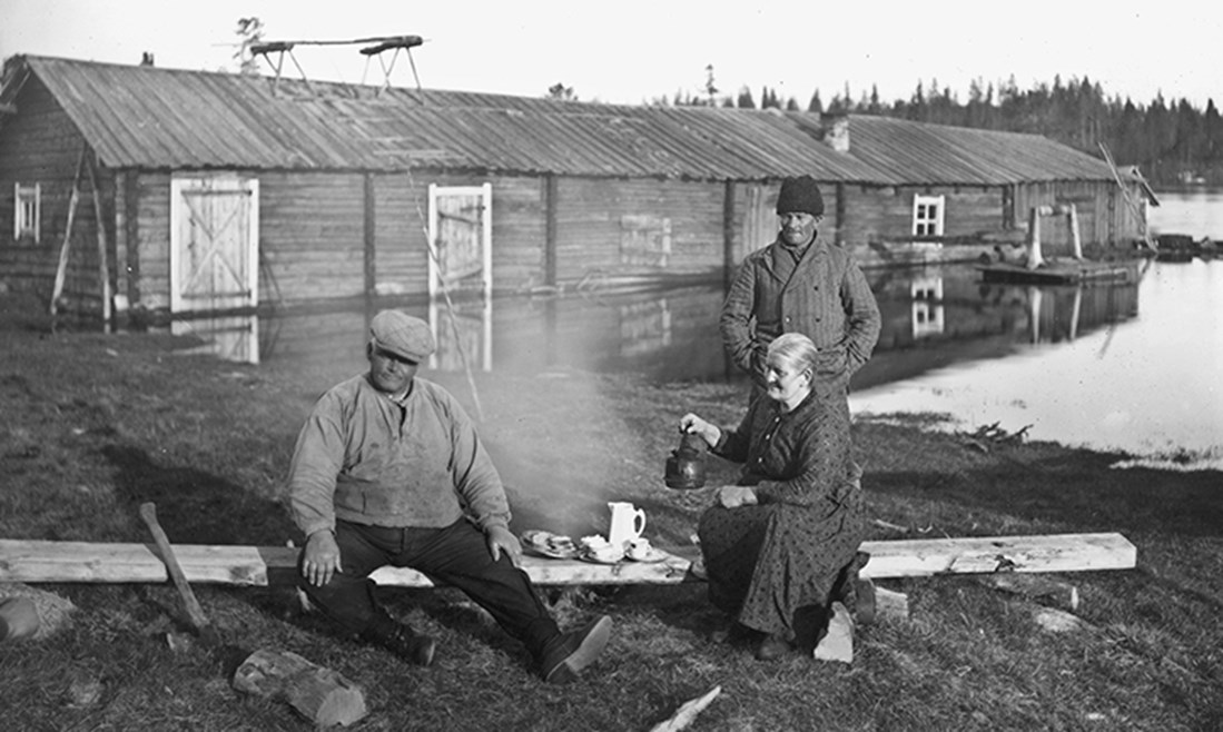 Kaffepaus, en vinna som kommit med kaffe till de två männen.