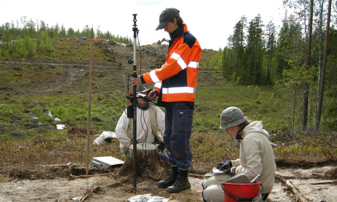 Inmätning av fynd och anläggningar är en viktig del av arbetet. Åsa Lindgren uppgift den här gången. Det sker med en digital mätstation, en totalstation.
