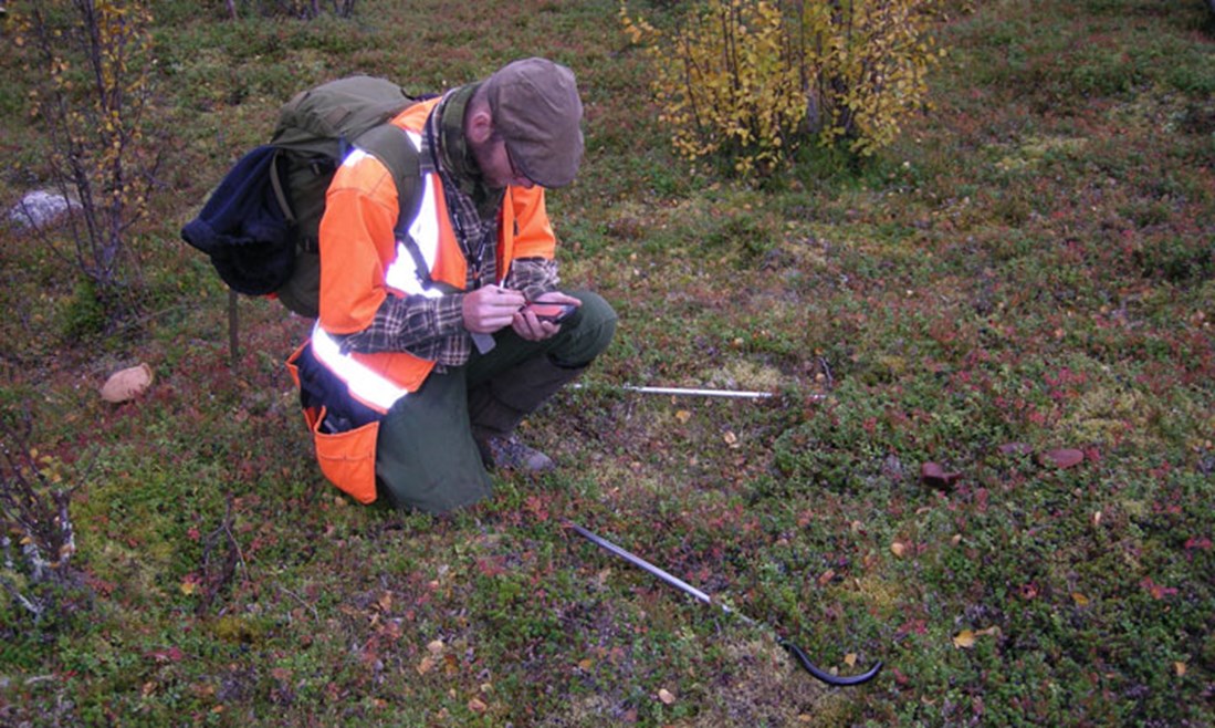 Arkeologens viktigaste utrustning under utredningar och inventeringar är jordsond, handdator, kartor och ortofoton (satelitfotografier). Lars Backman vet hur man hanterar dem.