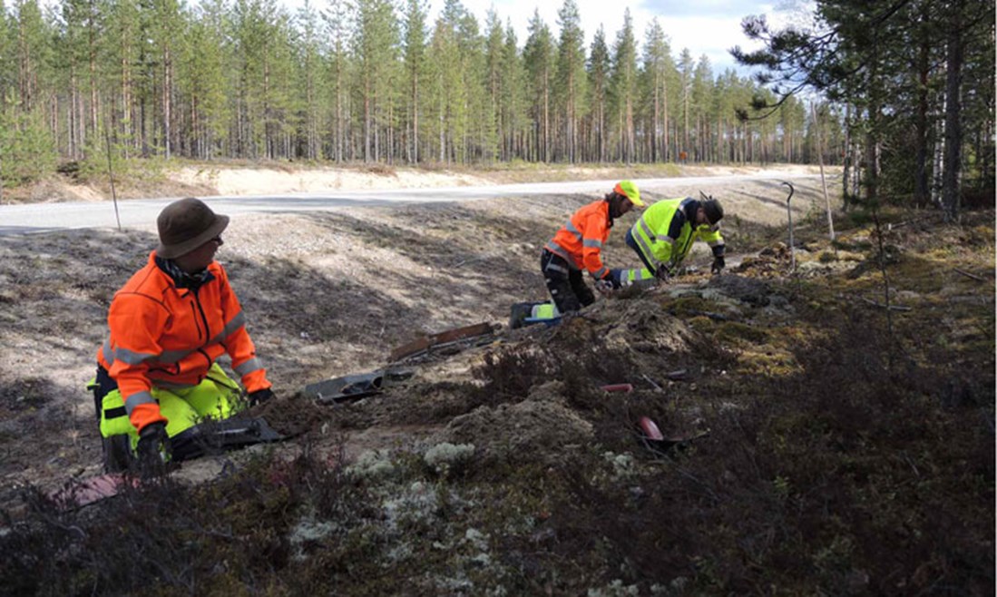 Handgrävning vid dikeskant vid väg 555. Carina Bennerhag, Åsa Lindgren oxh Olof Östlund gräver på bilden.