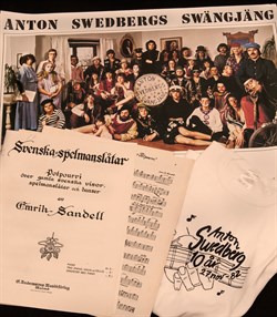 Affisch och T-Shirt ur arkivet Anton Swedbergs Swängjäng musikgrupp i Luleå Svenska Spelmanslåtar ur notsamling Kiruna musikkår, foto Kjell Öberg